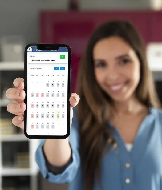 Mulher segurando um celular com o SETA na tela.